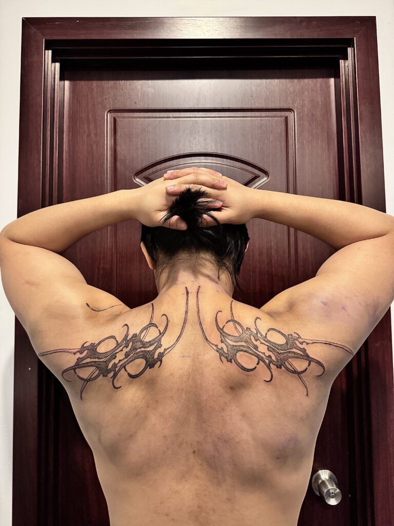 Custom upper back design utilizing tight linework to produce a visually striking piece whilst conforming to the body.